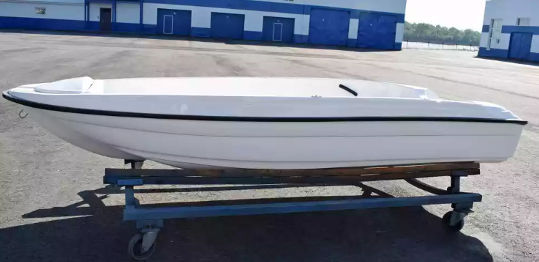 Стеклопластиковая лодка Пингвин (тримаран) в Барнауле