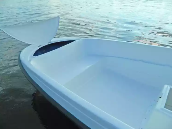 Стеклопластиковая лодка Пингвин с консолью (тримаран) в Барнауле