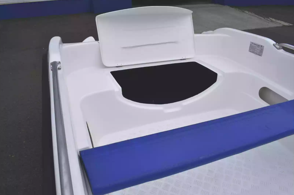 Стеклопластиковая лодка Пингвин New (тримаран) в Барнауле