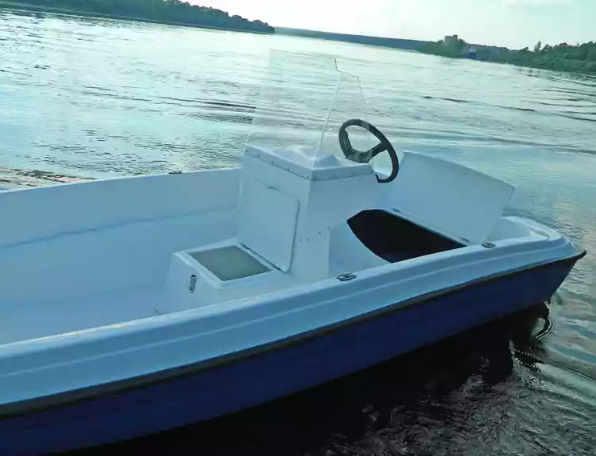 Стеклопластиковая лодка Пингвин с консолью (тримаран) в Барнауле