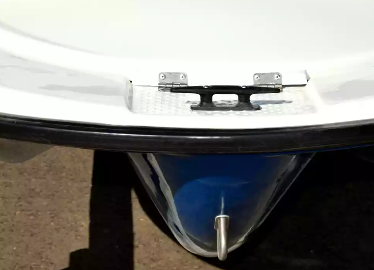 Стеклопластиковая лодка Пингвин с консолью (тримаран) в Барнауле