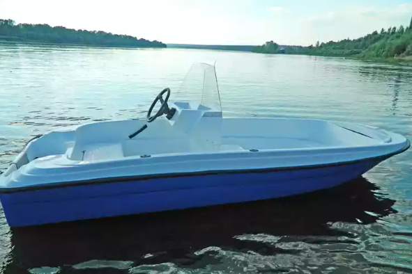 Стеклопластиковая лодка Пингвин с консолью (тримаран) в Барнауле