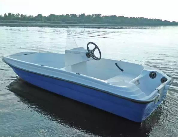 Стеклопластиковая лодка Пингвин с консолью (тримаран) в Барнауле