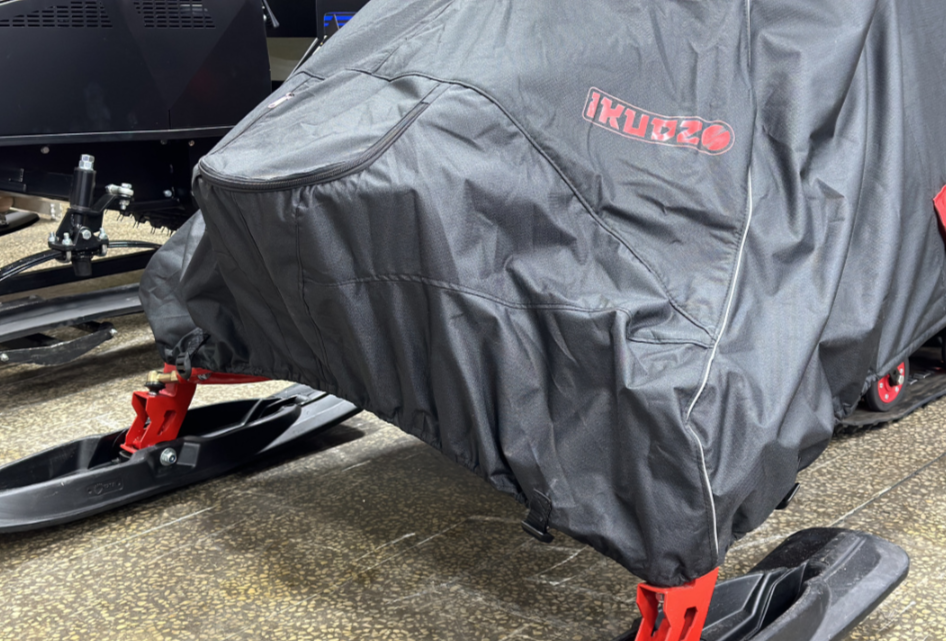 Чехол транспорт. снегохода IKUDZO HUNTER черно-красный Оксфорд ПРЕМИУМ качества с лого IKUDZO в Барнауле